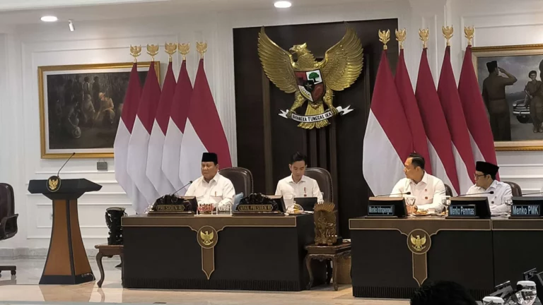 6893000096de9-presiden-ri-prabowo-subianto-memimpin-sidang-kabinet-paripurna_1265_711