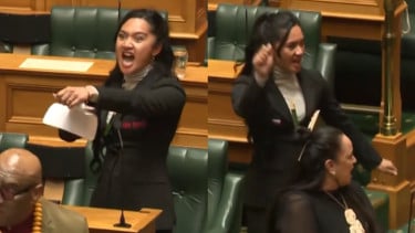673aa702d1b88-anggota-parlemen-melakukan-tarian-haka_375_211